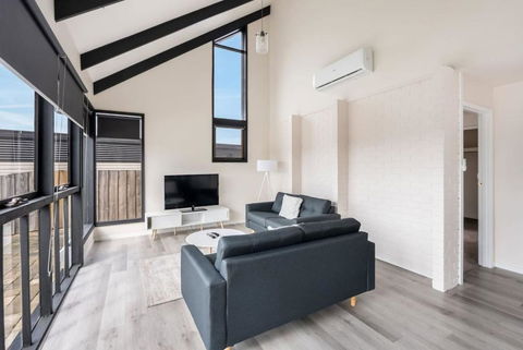 Expansive River-View Oasis - Accommodation Sydney 1