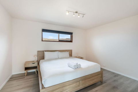 Expansive River-View Oasis - Accommodation Sydney 3