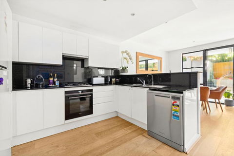 Fab Bondi 2-Bed With Courtyard & Alfresco Dining - Accommodation Sydney 3