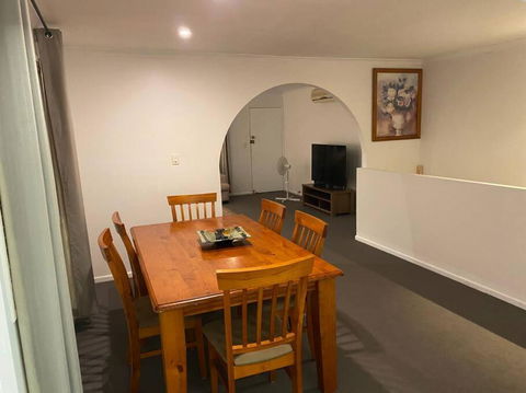 FAMILY 3-bedroom Everton Hills Apartment - Accommodation Sydney 0