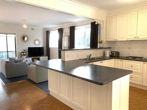 Family Home In Prime Location Melbourne - Sydney 4u 4