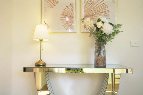 Family Home In Prime Location Melbourne - Sydney 4u 1