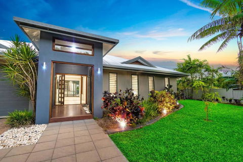 Family Paradise Elegant 4BR King Bed Heated Pool And BBQ - Sydney 4u 1