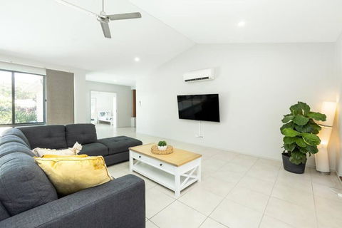 Family Paradise Elegant 4BR King Bed Heated Pool And BBQ - Sydney 4u 4