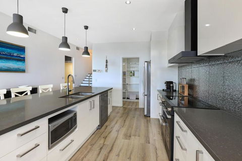 GEORGE8- THE ULTIMATE, FAMILY BEACH HOUSE! - Accommodation Sydney 4