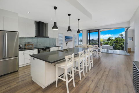 GEORGE8- THE ULTIMATE, FAMILY BEACH HOUSE! - Accommodation Sydney 1