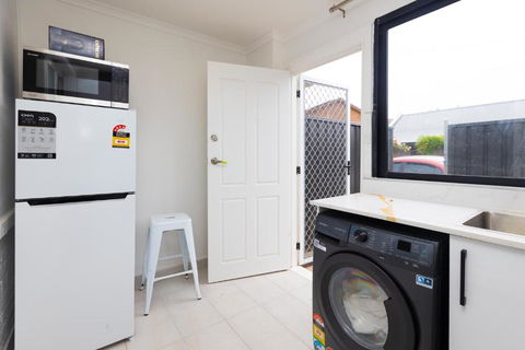 Glenelg North Modern Studio, QBed,Wifi, Pet - Accommodation Sydney 3