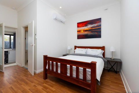 Glenelg North Modern Studio, QBed,Wifi, Pet - Accommodation Sydney 0