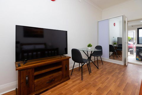 Glenelg North Modern Studio, QBed,Wifi, Pet - Accommodation Sydney 1
