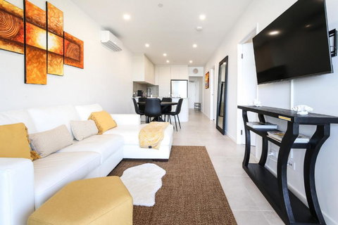 Glorious 2-Bed With Waterside Balcony Views - Accommodation Sydney 1