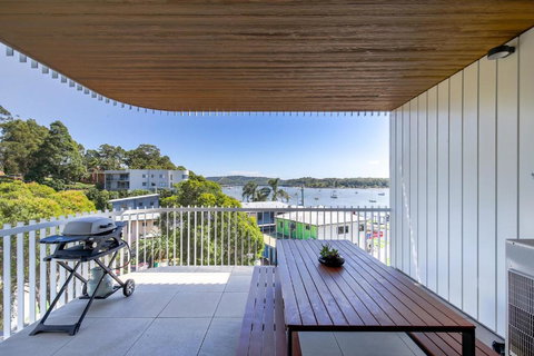 Glorious 2-Bed With Waterside Balcony Views - Accommodation Sydney 2