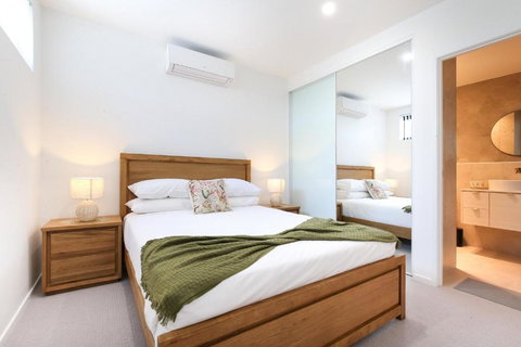 Glorious 2-Bed With Waterside Balcony Views - Accommodation Sydney 3