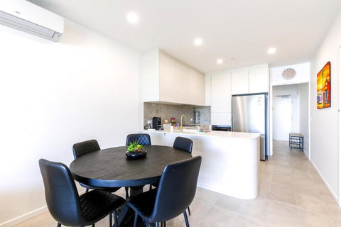 Glorious 2-Bed With Waterside Balcony Views - Accommodation Sydney 4