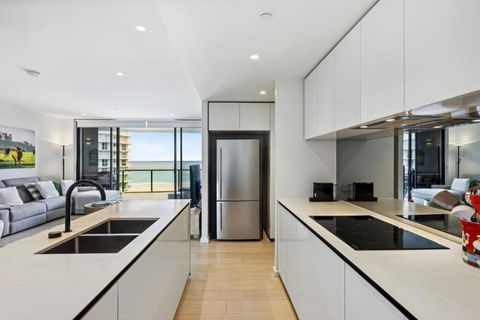 Glorious Ocean Views 2-Bed Pool & Amenities - Accommodation Sydney 3