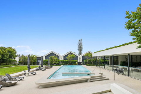 Glorious Ocean Views 2-Bed Pool & Amenities - Accommodation Sydney 1