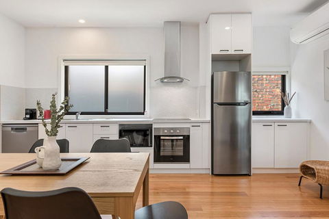 Gorgeous 3-Bed House With Spacious Shared Backyard - Sydney 4u 2