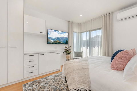 Gorgeous 3-Bed House With Spacious Shared Backyard - Sydney 4u 3