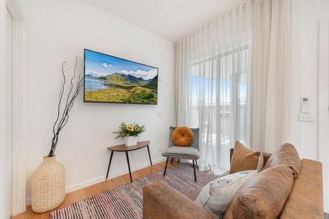Gorgeous 3-Bed House With Spacious Shared Backyard - Sydney 4u 0