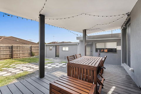 Gorgeous 3-Bed House With Spacious Shared Backyard - Sydney 4u 4