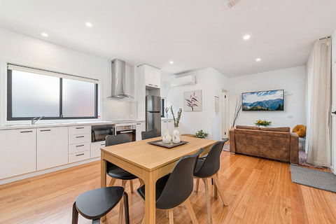 Gorgeous 3-Bed House With Spacious Shared Backyard - Sydney 4u 1