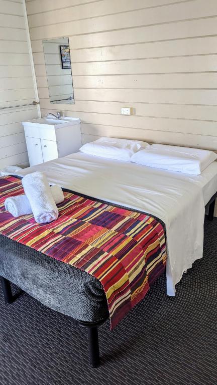 GRAND CENTRAL HOTEL PROSERPINE - Sydney 4u 0