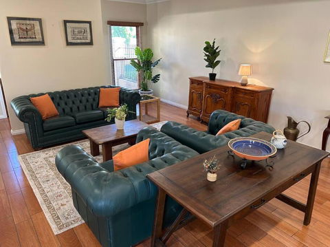Grand Retreat In Peaceful Street - Accommodation Sydney 0