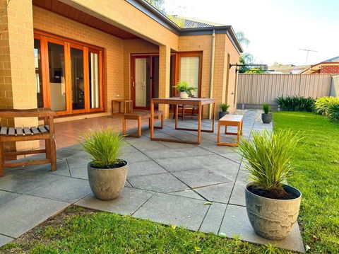 Grand Retreat In Peaceful Street - Accommodation Sydney 1