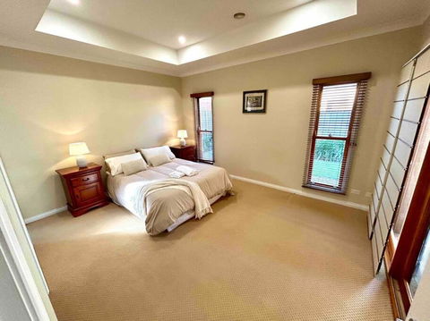 Grand Retreat In Peaceful Street - Accommodation Sydney 3