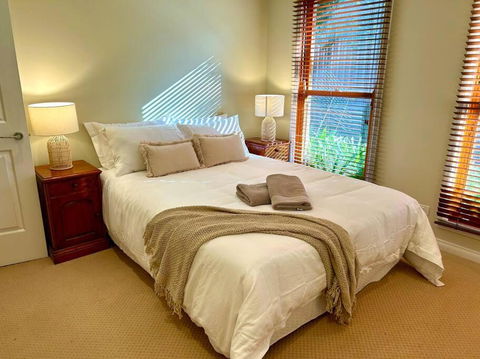 Grand Retreat In Peaceful Street - Accommodation Sydney 4