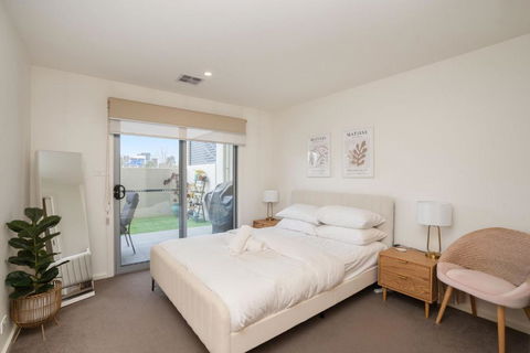 Ground Level 1-Bed: Courtyard & Alfresco Dining - Sydney 4u 1