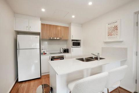 Ground Level 1-Bed: Courtyard & Alfresco Dining - Sydney 4u 2