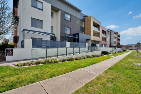 Ground Level 1-Bed: Courtyard & Alfresco Dining - Sydney 4u 4