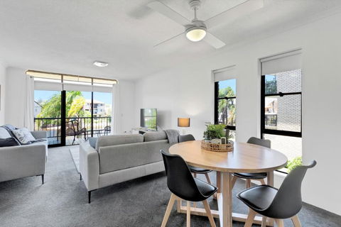 HACIENDA- CANAL VIEWS AND COMFORT - Sydney 4u 1