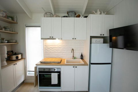 Gumnut Cottage Gippsland - Tiny Romantic Escape W King Bed Mountain Views - Sydney 4u 2