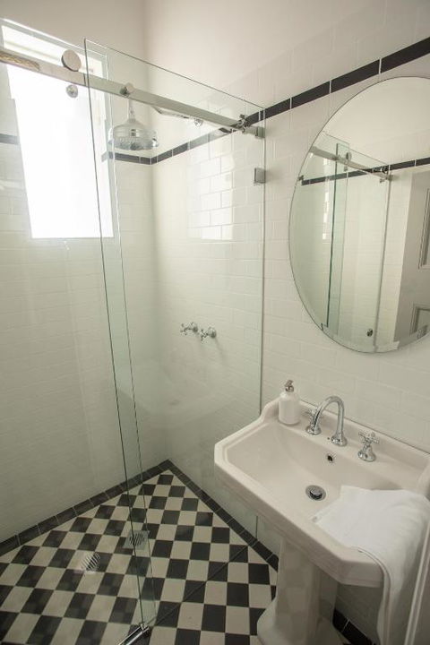 Helensburgh Hotel - Sydney 4u 1
