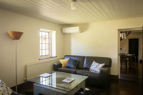 Historic Sandstone Ross Farmhouse - Sydney 4u 3