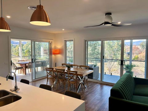 House On The Hill - Sydney 4u 1