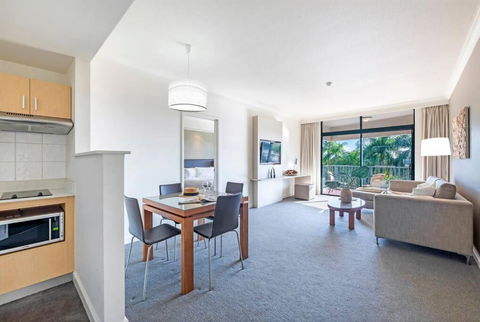 Idyllic Waterfront Pool Escape With Esplanade View - Sydney 4u 0