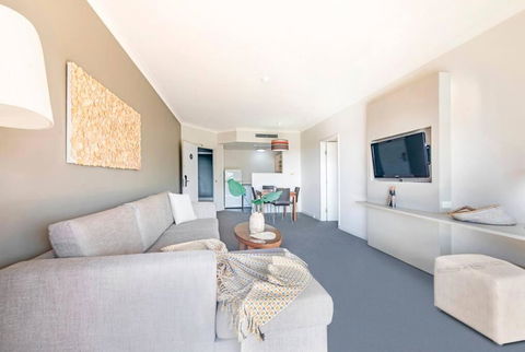 Idyllic Waterfront Pool Escape With Esplanade View - Sydney 4u 2