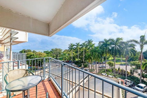 Idyllic Waterfront Pool Escape With Esplanade View - Sydney 4u 3