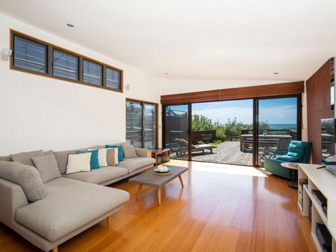 Illaroo Absolute Beachfront With Spa - Sydney 4u 1
