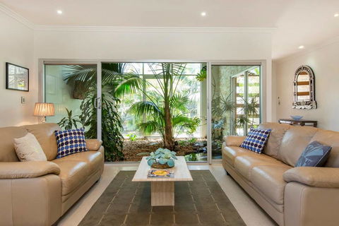 Adelphi Waterfront 2 Bedroom Ground Floor Home - Sydney 4u 0