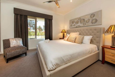 Adelphi Waterfront 2 Bedroom Ground Floor Home - Sydney 4u 3