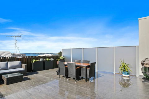 APOLLO 13 PENTHOUSE - Free Wifi & Huge Terrace! - Accommodation Sydney 3