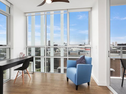 As The Sun Sets - Modern And Spacious 2BR Zetland Apartment Facing The Setting Sun - Sydney 4u 3