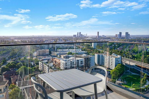 Luxury 1BR Apt With Stunning City Skyline Views - Accommodation Sydney 3
