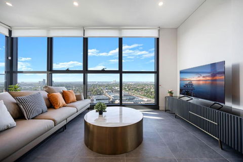 Luxury 1BR Apt With Stunning City Skyline Views - Accommodation Sydney 0
