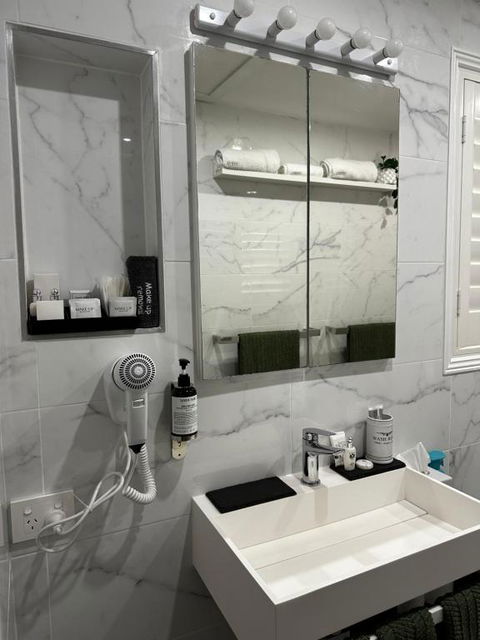 Luxury Boutique Self-Contained Private Granny Flat - Sydney 4u 3