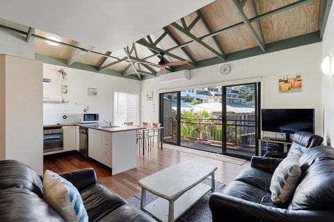 MAIN STAY - 100m To Patrolled Beach, Pool, Wifi, Close To Cafes - Accommodation Sydney 0