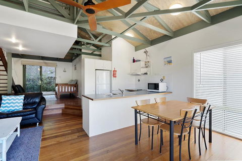 MAIN STAY - 100m To Patrolled Beach, Pool, Wifi, Close To Cafes - Accommodation Sydney 3